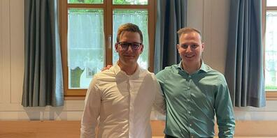 Lukas Huber (rechts) übergibt sein Amt an Kevin Loosli (links).