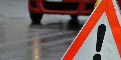 In der Nacht auf Dienstag musste die Feuerwehr in Elgg zu einem Fahrzeugbrand ausrücken. Die Brandursache ist noch ungeklärt. (Symbolbild)