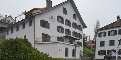 Das Haus «Zur Lilie» in Herrliberg: 2016 bis 2018 wurde das in den 1560er-Jahren erbaute Gebäude umfassend saniert. Es befindet sich an der Ecke Pfarrgasse/Seestrasse, in der Nähe der Avia-Tankstelle.