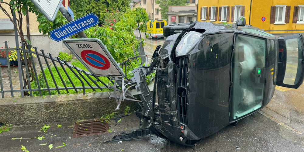 Am Auto und am Gartenzaun entstand Totalschaden.