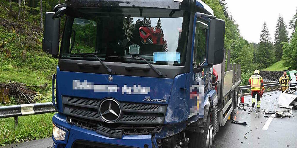 Zwischen Grabs und Wildhaus prallten das Auto und der Lastwagen zusammen.
