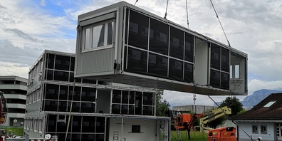 Hier kommen die Container für das Schulhausprovisorium an.