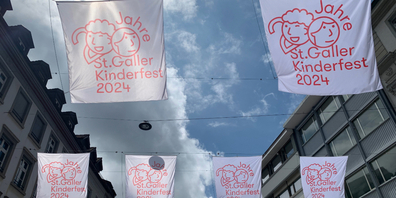 Die Flaggen hängen schon in der Marktgasse, doch die grauen Wolken verheissen nichts Gutes für das Kinderfest.