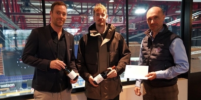 (v.l.n.r.) Sportchef Janick Steinmann, Weltmeister und SCRJ-Captain Roman Cervenka und Geschäftsführer Markus Bütler beim Empfang.