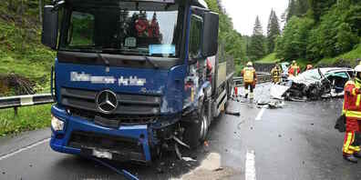 Das Auto zerschellte aufgrund der Kollision mit dem Lastwagen.