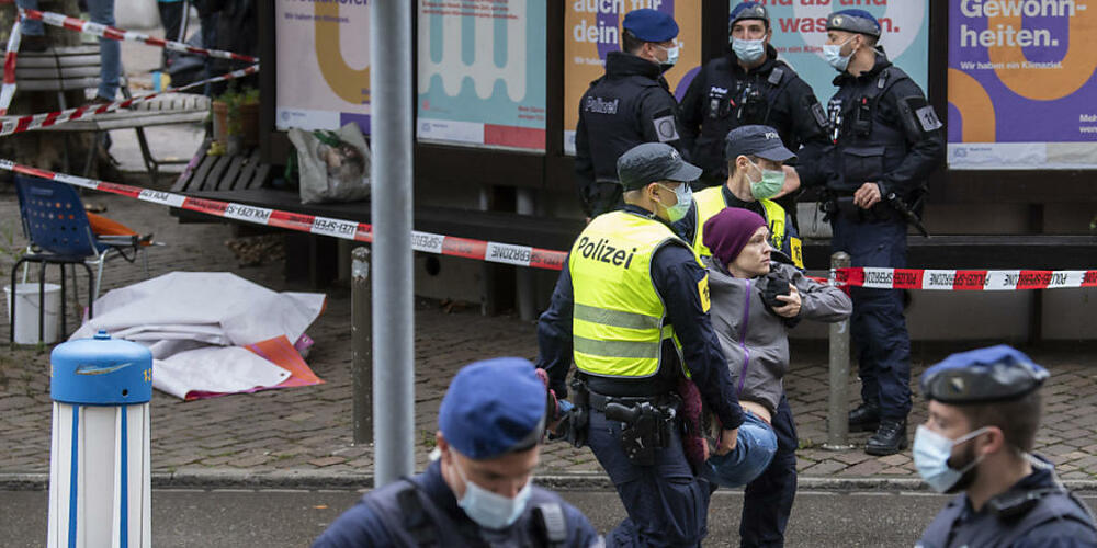 Die Klima-Aktivistin hatte sich auf die Uraniastrasse gesetzt und den Verkehr blockiert. (Archivbild)
