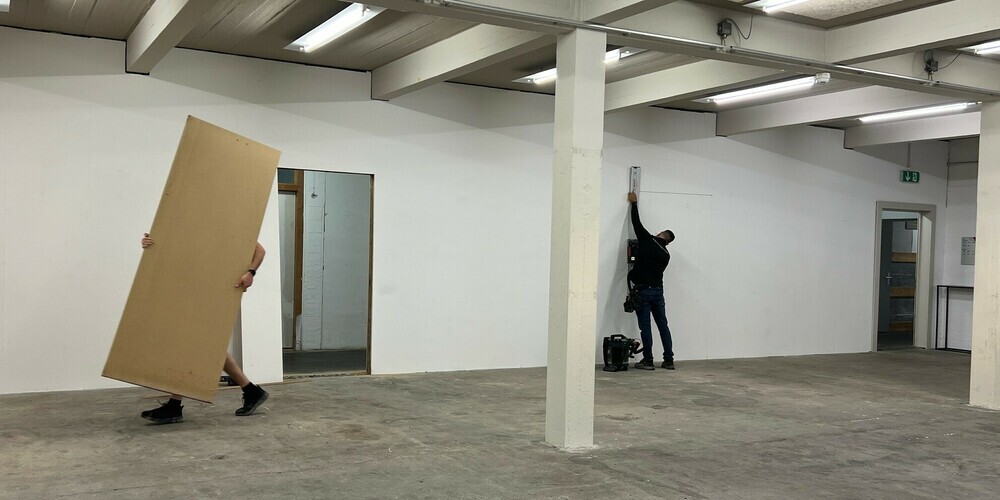 Das Lagerhaus wird bei Monika Sennhauser mit in die Ausstellung einbezogen.