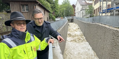 Stadtrat Othmar Fischlin (rechts) und Daniel Keel (links), Leiter Tiefbau der Stadt Altstätten, besichtigen die vollendeten Hochwasserschutzmassnahmen am Brendenbach. 