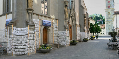 Tausende weisse Fetzen mit Namen von verunglückten Flüchtlingen wehen vor der St.Laurenzen-Kirche.