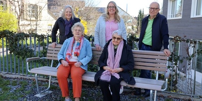 Geprüft und für gut befunden – die neue Sitzbank wurde eingeweiht. Hinten v.l.: Bernadette Derungs, Gesundheitssekretärin Cécile Oberholzer, BGG-Vertreter Walter Pfister. Vorne, v.l.: Ursula Gäumann und Ursula Hofmann.	