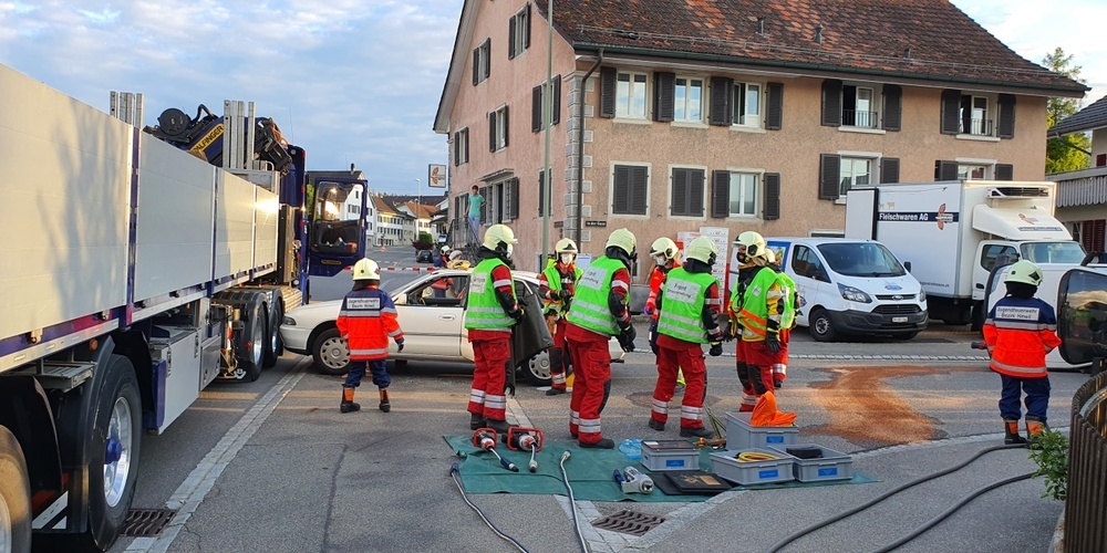 Die Feuerwehr Grüningen bei einer Strassenrettungsübung (Archivbild).