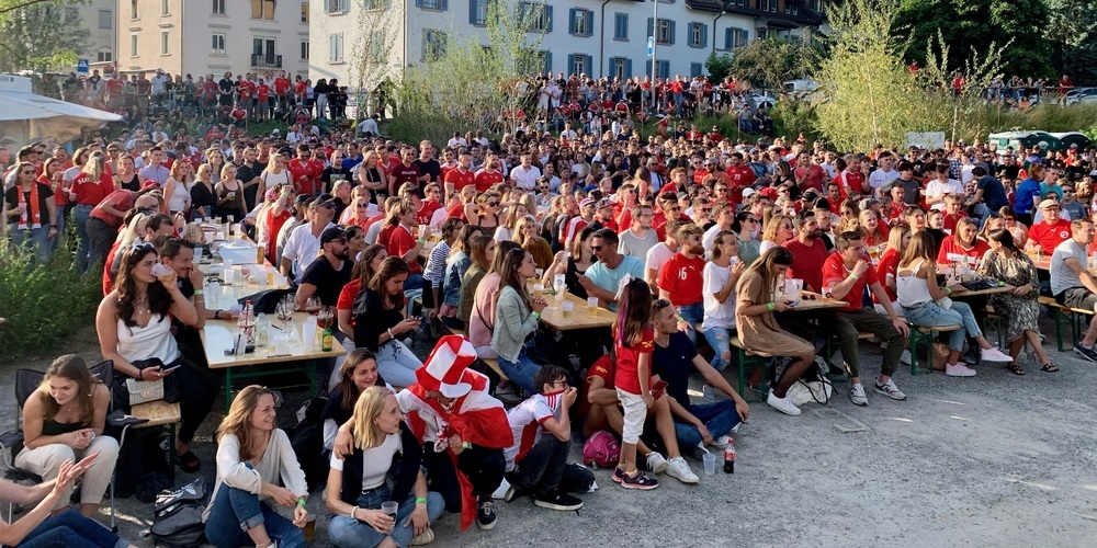 Gemeinsames Mitfiebern mit der Schweizer Nati auf dem Areal Bach