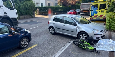Durch die Wucht der Kollision wurde die E-Bike-Fahrerin über die Motorhaube geworfen und landete auf dem Trottoir.