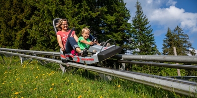 Nur eines der Highlights im Sommer: Spassige Abfahrten auf der Rodelbahn FLOOMZER.