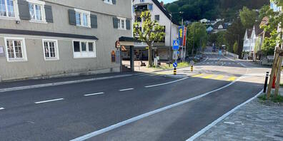 An dieser Stelle rannte das Mädchen aus heiterem Himmel auf die Strasse.