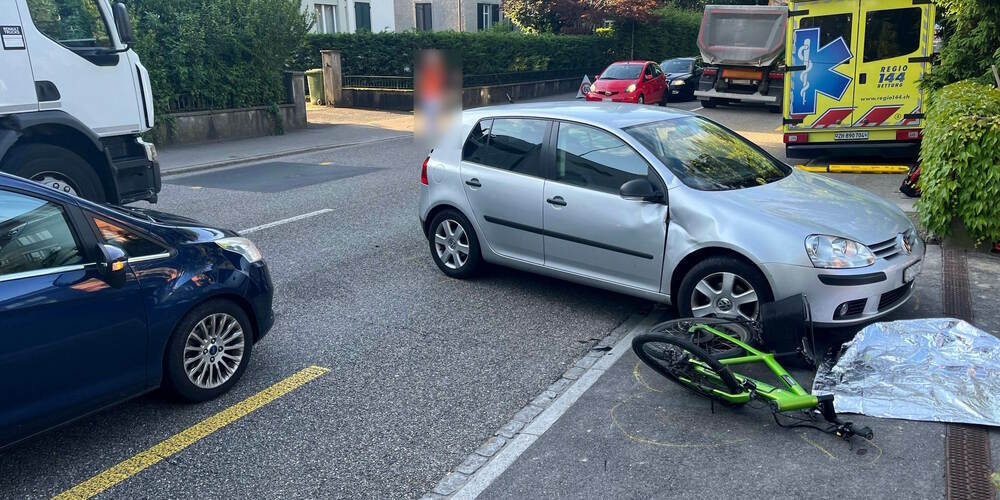 Die Autofahrerin übersah die E-Bike-Fahrerin, als sie abbiegen wollte.