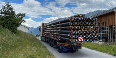 Der Motorradfahrer wurde von der Ladung des Sattelschleppers erfasst und mitgeschleift. Er wurde schliesslich verletzt ins Spital gebracht.