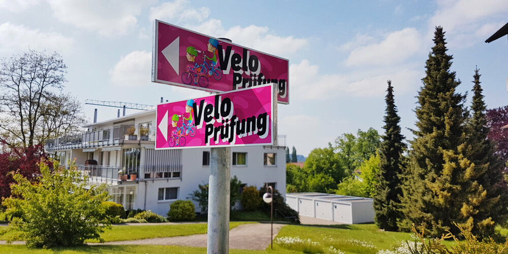 Die Schilder mit Benj Blitz und Tina Turbo weisen den Schülerinnen und Schülern bei der Veloprüfung den Weg. 