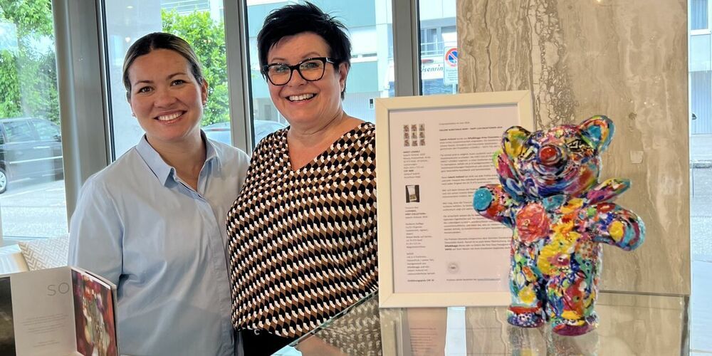Juliana Hassler und Sabeth Holland mit der «Sweet Lovable»-Skulptur