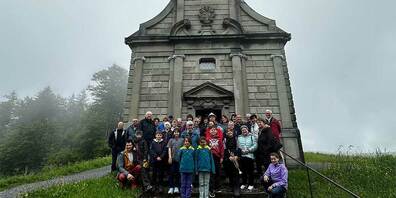 Gruppenfoto der Teilnehmenden vor der Kapelle St. Meinrad
