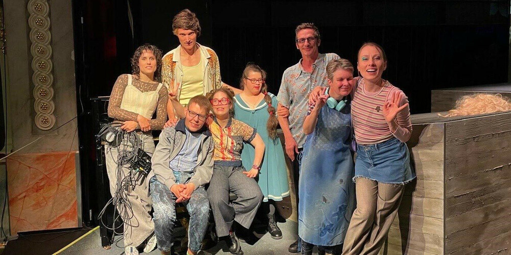 Das Ensemble des Komiktheaters auf der Bühne im Teatro Sociale in Bellinzona