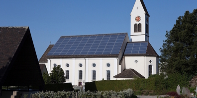 Auf Kulturobjekten und in Ortsbildschutzgebieten lokaler Bedeutung wie bei der Schmerkner Kirche St. Jodokus soll Photovoltaik prinzipiell möglich sein. (Fotomontage)