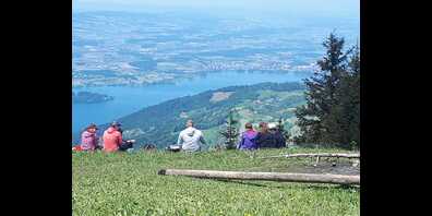 Auf dem Gnipen bei Goldau fanden sich einige Wanderfreudige ein. Foto: Urs Attinger