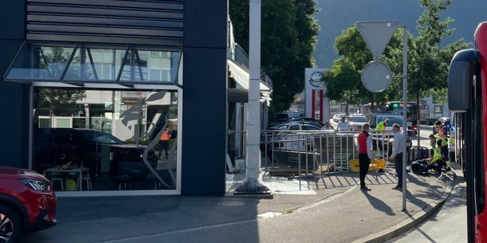 Das Gerüst stürzte aufs Trottoir, traf einen Fussgänger und touchierte einen Linienbus.