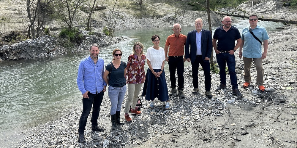 v.l.n.r.: Andreas Düring  (Amt für Wasserbau Kanton St.Gallen), Susanne Haag und Anja-Maria Sonntag (naturemade star-Fonds), Regierungspräsidentin Susanne Hartmann, Projektleiter Dominik Wäger, WBK- und Gemeindepräsident Eduard Neuhaus, Grundeigentümer Andreas Giger und Ortsgemeindepräsident Peter Engler freuen sich über das gelungene Revitalisierungsprojekt.