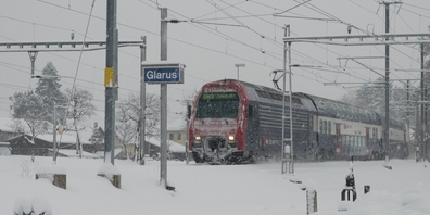 Einer der von einer Streichung bedrohten Direktzüge: S25 aus Linthal nach Zürich HB im winterlichen Glarus. (Archivbild)