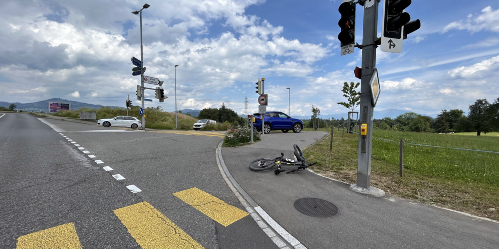 Der E-Bike-Fahrer wurde vom Rettungsdienst ins Spital gebracht.
