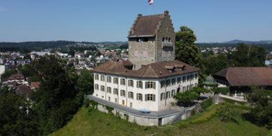 Das Schloss ist von Mitte Juni bis Ende Oktober, jeweils sonntags von 14 bis 17 Uhr, geöffnet.