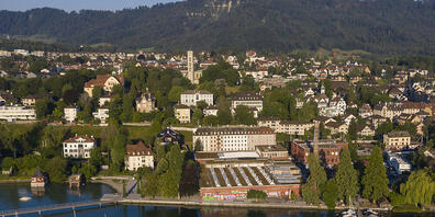 Die Kibag plant auf ihrem Gelände (rechts im Bild) in Wollishofen Wohnungen. Die Stadt Zürich will das verhindern. (Archivbild)
