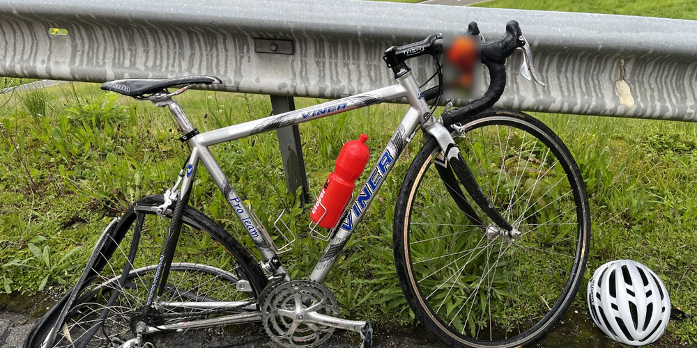 Die Velofahrerin stürzte auf die Leitplanke und verletzte sich.