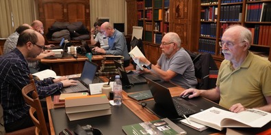 Wikipedianer bei der konzentrierten Arbeit im Lesesaal der Stiftsbibliothek St.Gallen