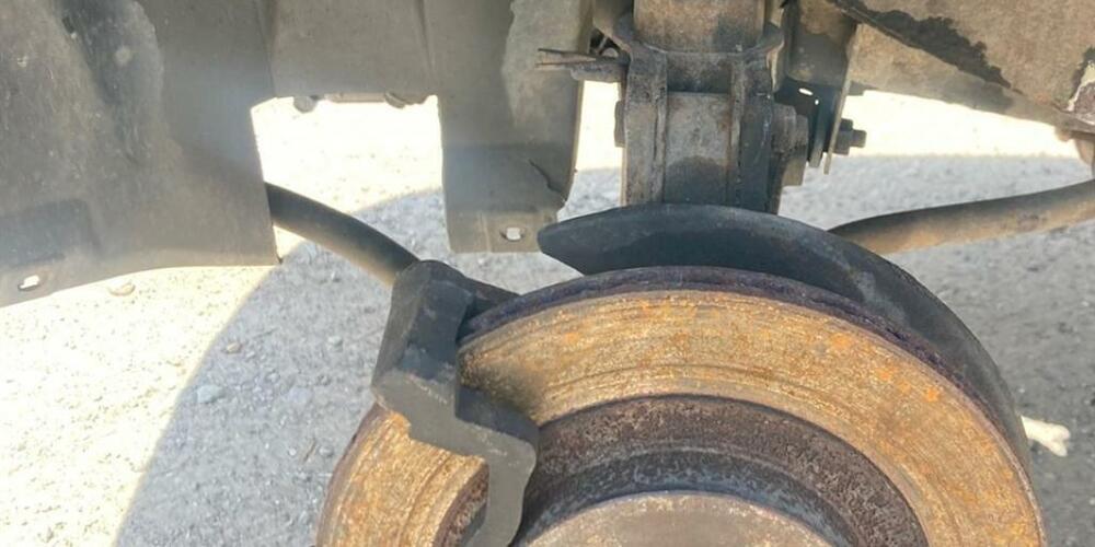 Nur der Bremsträger ist montiert. Ansonsten fehlte beim Pannenfahrzeug vom Dienstag alles, was für funktionierende Bremsen da sein sollte.