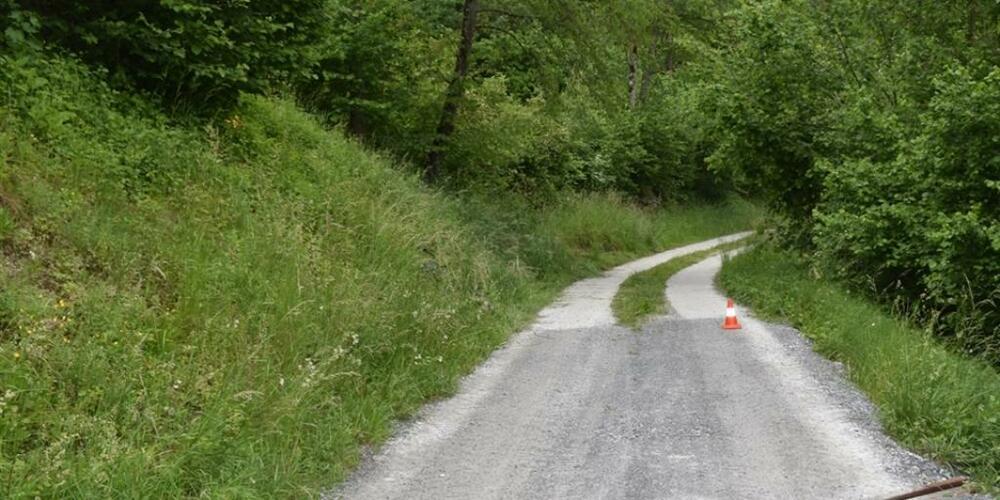 Der 76-Jährige für mit seinem Velo einen Feldweg hinunter, als ihm ein landwirtschaftliches Fahrzeug entgegenkam.