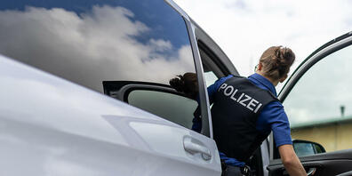Abklärungen der Kantonspolizei Thurgau ergaben, dass die verletzt vorgefundene Frau aus einem Fenster im zweiten Stock eines Hauses gestürzt war. (Symbolbild)