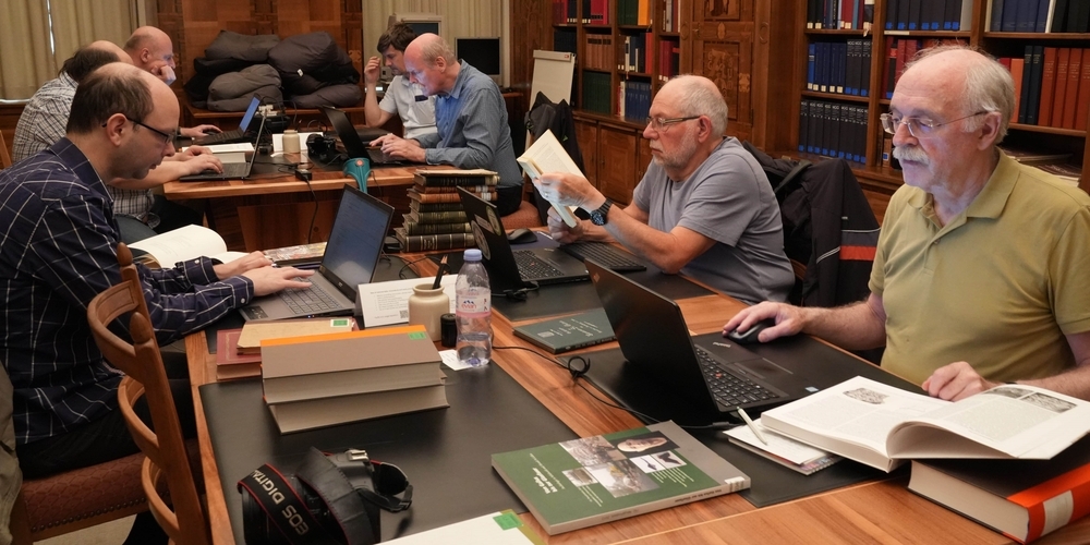 Wikipedianer bei der konzentrierten Arbeit im Lesesaal der Stiftsbibliothek St.Gallen.