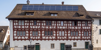 Auf Baudenkmälern kantonaler Bedeutung wie Rapperswils Pfrundhäusern sollen Aufdach-Solaranlagen nicht mehr per se ausgeschlossen sein. (Fotomontage)