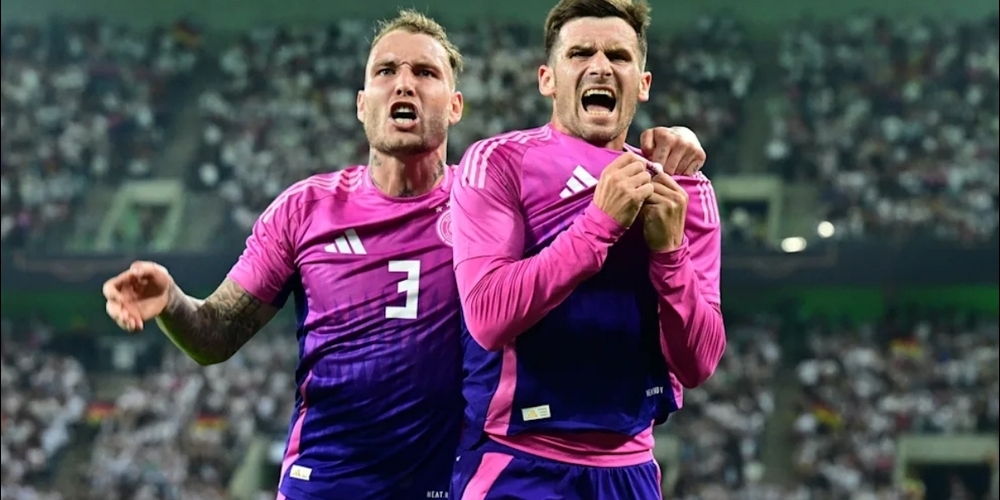 Pascal Gross (r.) bejubelt sein erstes Länderspieltor