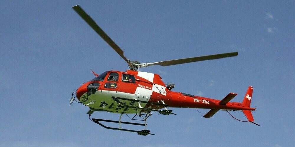 Wegen eines Arbeitsunfalls mit erheblichen Verletzungen rückte am Mittwochnachmittag ein Rega-Helikopter nach Wollerau aus. (Archivbild)