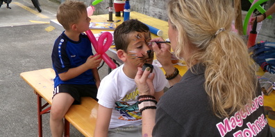 Die Kinder waren mit dem Kinderschminken beschäftigt