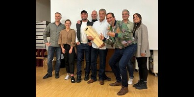 Die Vorstandsmitglieder des Quartiervereins Emmishofen verabschieden Christian Brändli mit einem Geschenk.