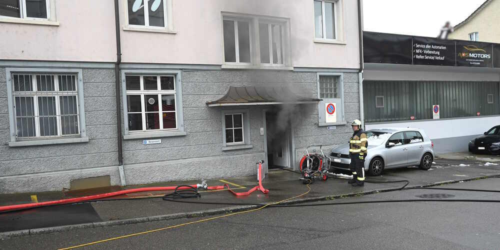 Durch den Brand im Keller wurden mehrere Wohnungen verraucht.