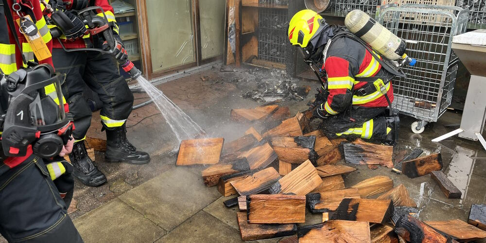 Die Asche setzte eine Holzscheiterbeige in Brand.