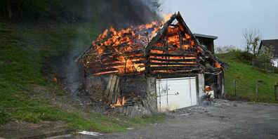Der Stall brannte komplett ab.