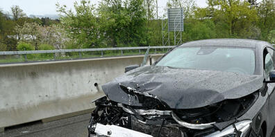 Auf der Autobahn A2 ereigneten sich am Sonntag zwei Unfälle. Auf dem Bild zu sehen ein beschädigtes Auto durch die Kollision in Knutwil.