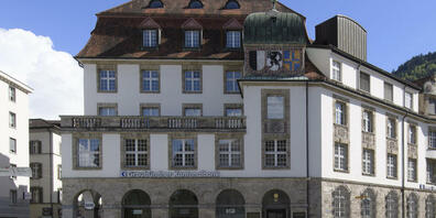Der Hauptsitz der Graubündner Kantonalbank (GKB) in Chur. Die GKB hatte der österreichischen Signa-Gruppe des gestrauchelten Immobilienmoguls René Benko einen Konsortialkredit über 58,3 Millionen Franken gewährt. (Archivbild)