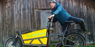 Ekkehard Fuchs zeigt, dass man selbst ein Lastenvelo schwungvoll und sicher lenken kann.